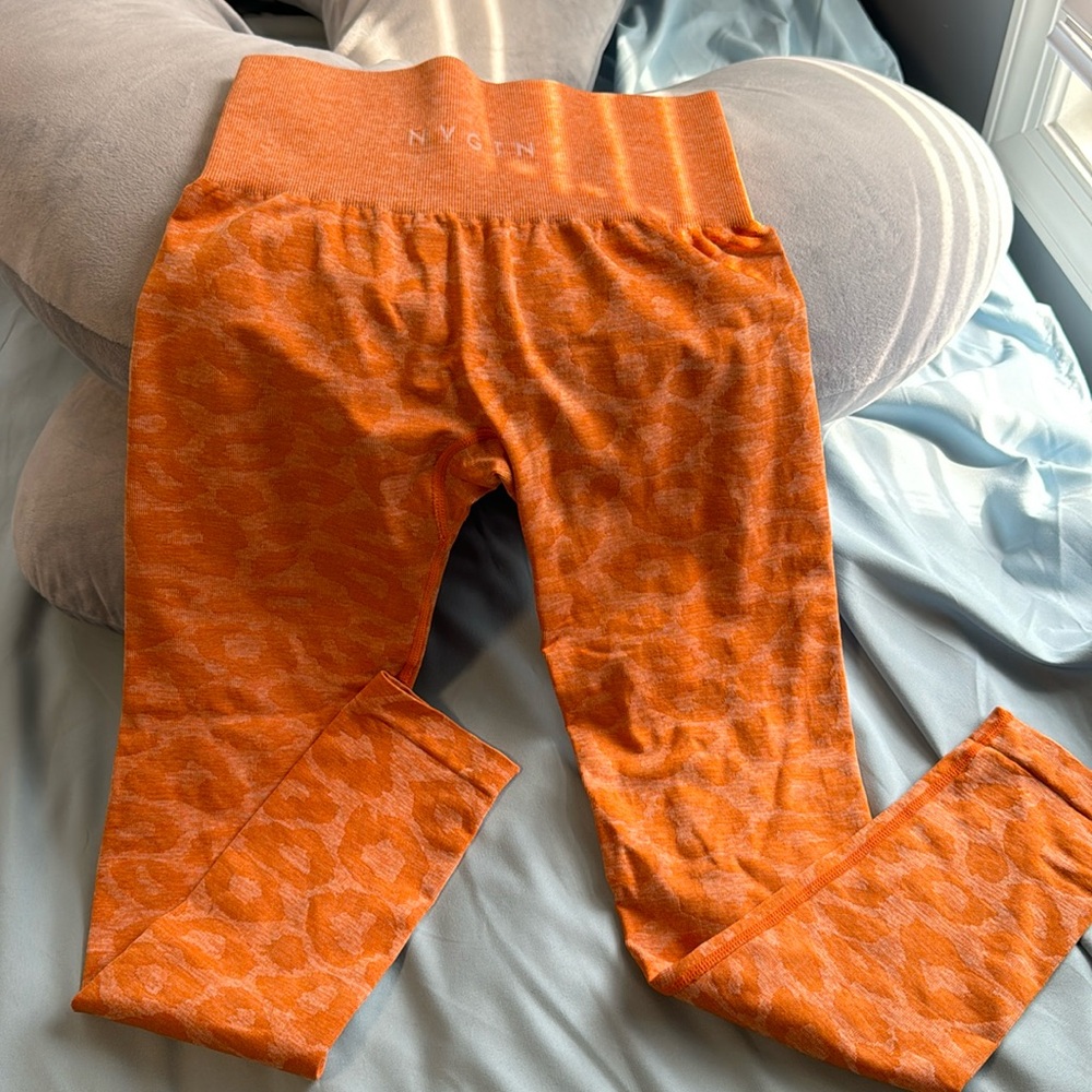 Leopard orange nvgtn leggings size small.